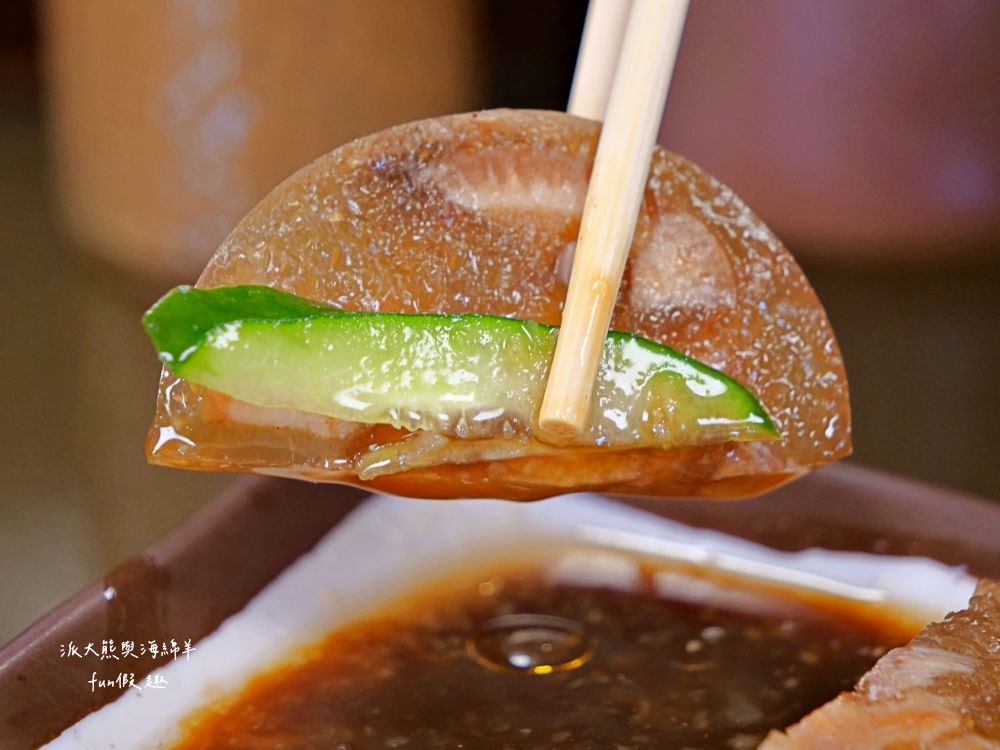 阿宏師火雞肉飯︱嘉義超人氣必吃特色美食，老饕必點限量火雞肉片飯，切片火雞肉鮮嫩厚實，油蔥醬香氣滿點，加顆半熟蛋更加分，不僅受觀光客青睞，更是在地人的日常灶咖!!上午10點半開賣～