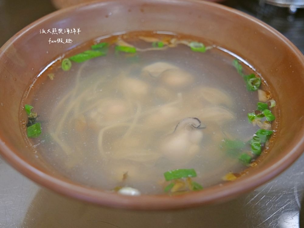 阿宏師火雞肉飯︱嘉義超人氣必吃特色美食，老饕必點限量火雞肉片飯，切片火雞肉鮮嫩厚實，油蔥醬香氣滿點，加顆半熟蛋更加分，不僅受觀光客青睞，更是在地人的日常灶咖!!上午10點半開賣～