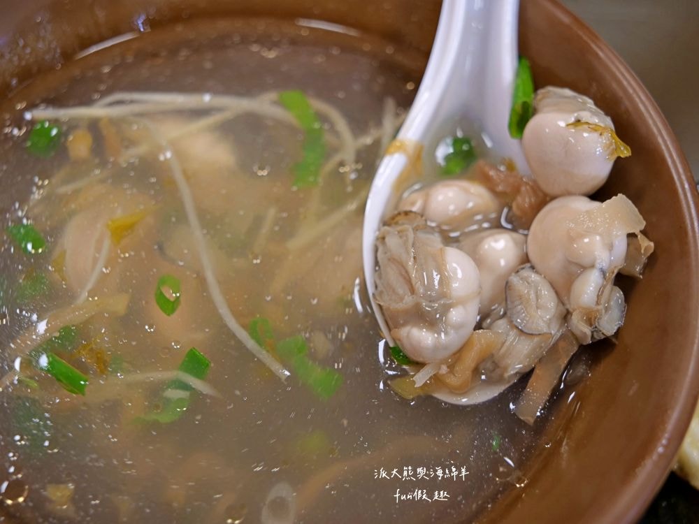 阿宏師火雞肉飯︱嘉義超人氣必吃特色美食，老饕必點限量火雞肉片飯，切片火雞肉鮮嫩厚實，油蔥醬香氣滿點，加顆半熟蛋更加分，不僅受觀光客青睞，更是在地人的日常灶咖!!上午10點半開賣～