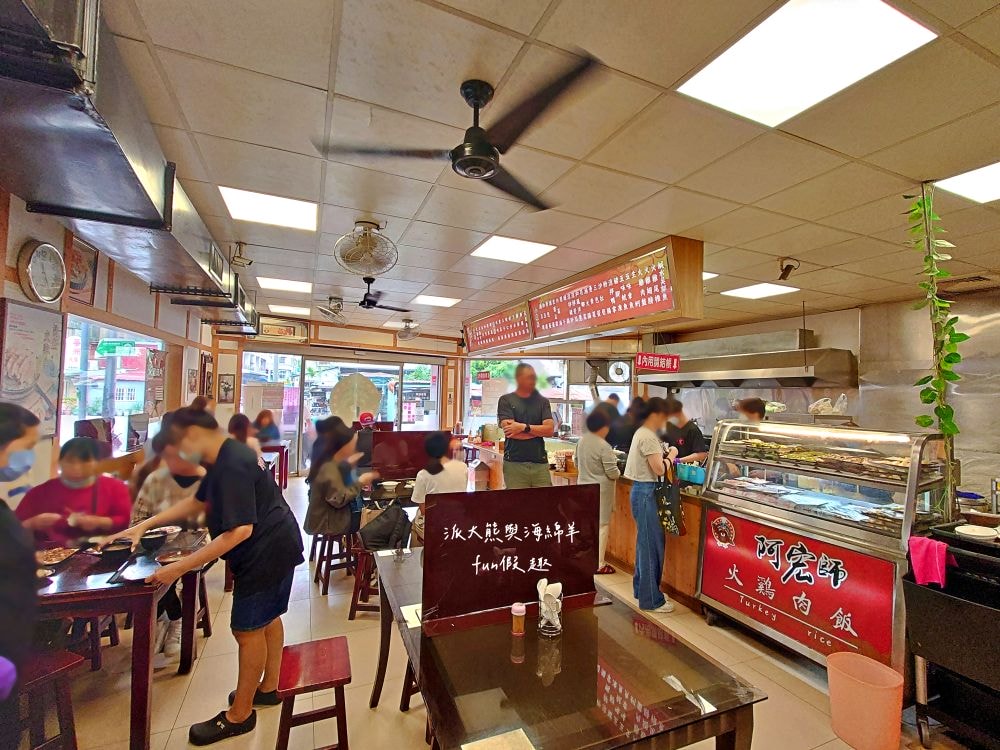 阿宏師火雞肉飯︱嘉義超人氣必吃特色美食，老饕必點限量火雞肉片飯，切片火雞肉鮮嫩厚實，油蔥醬香氣滿點，加顆半熟蛋更加分，不僅受觀光客青睞，更是在地人的日常灶咖!!上午10點半開賣～