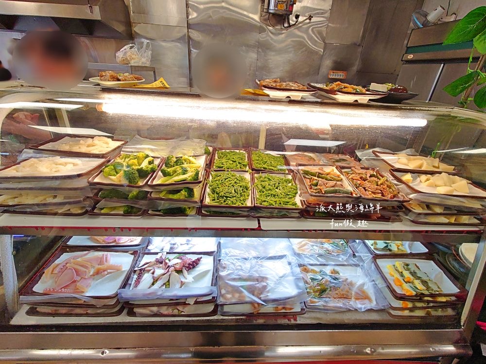 阿宏師火雞肉飯︱嘉義超人氣必吃特色美食，老饕必點限量火雞肉片飯，切片火雞肉鮮嫩厚實，油蔥醬香氣滿點，加顆半熟蛋更加分，不僅受觀光客青睞，更是在地人的日常灶咖!!上午10點半開賣～