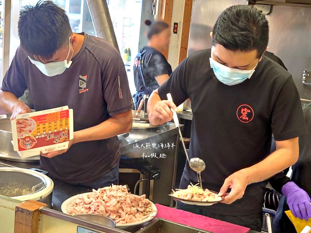 阿宏師火雞肉飯︱嘉義超人氣必吃特色美食，老饕必點限量火雞肉片飯，切片火雞肉鮮嫩厚實，油蔥醬香氣滿點，加顆半熟蛋更加分，不僅受觀光客青睞，更是在地人的日常灶咖!!上午10點半開賣～