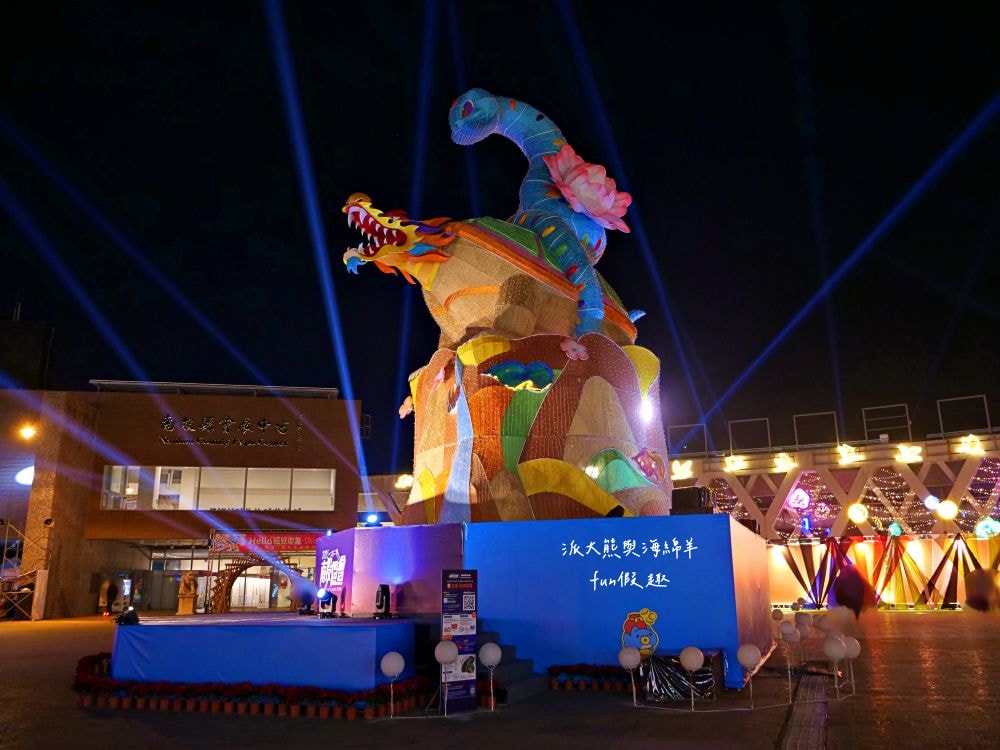 2025南投燈會 拾光豐稔︱貓貓蟲咖波X南投燈會十周年!炫彩煙火無人機x光之水舞x重磅新春特演୨୧周湯豪‧許富凱‧Ozone↪完整攻略懶人包:展區、十大亮點、節目表&交通方式✦咖波閃耀快閃店燈會限定款商品 - 第11張圖 2025南投燈會 拾光豐稔︱貓貓蟲咖波X南投燈會十周年!炫彩煙火無人機x光之水舞x重磅新春特演୨୧周湯豪‧許富凱‧Ozone↪完整攻略懶人包:展區、十大亮點、節目表&交通方式✦咖波閃耀快閃店燈會限定款商品