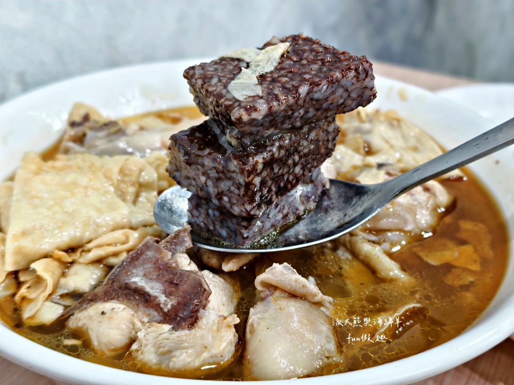 一級棒麻油雞‧加味四物雞｜南投草屯一級棒！湯頭濃郁，麻油雞香氣四溢，四物雞溫補養生！天冷就來享受暖心幸福好滋味～另有販售外帶紅燒藥膳羊肉爐與麻油雞全家餐～下午3點半開賣!