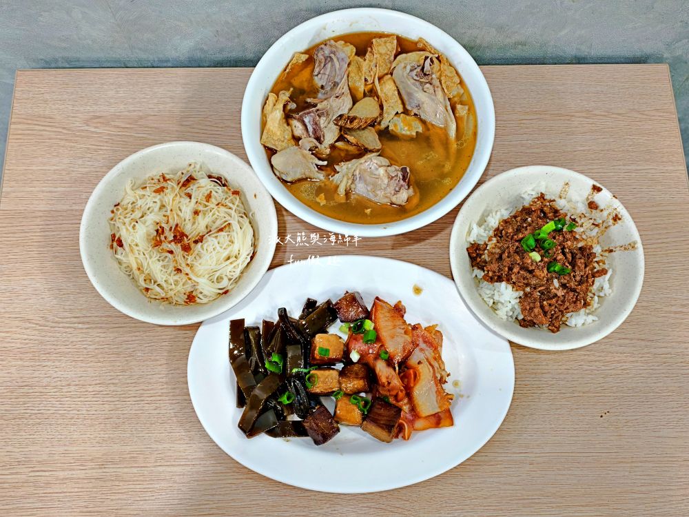 一級棒麻油雞‧加味四物雞｜南投草屯一級棒！湯頭濃郁，麻油雞香氣四溢，四物雞溫補養生！天冷就來享受暖心幸福好滋味～另有販售外帶紅燒藥膳羊肉爐與麻油雞全家餐～下午3點半開賣!