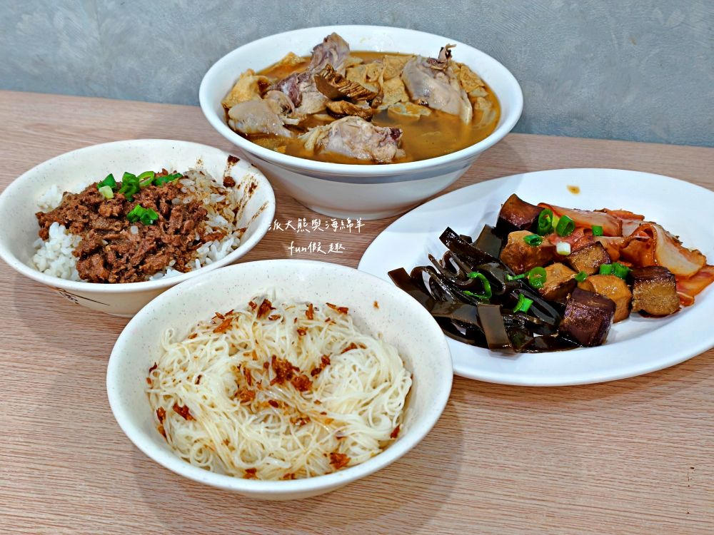 一級棒麻油雞‧加味四物雞｜南投草屯一級棒！湯頭濃郁，麻油雞香氣四溢，四物雞溫補養生！天冷就來享受暖心幸福好滋味～另有販售外帶紅燒藥膳羊肉爐與麻油雞全家餐～下午3點半開賣!