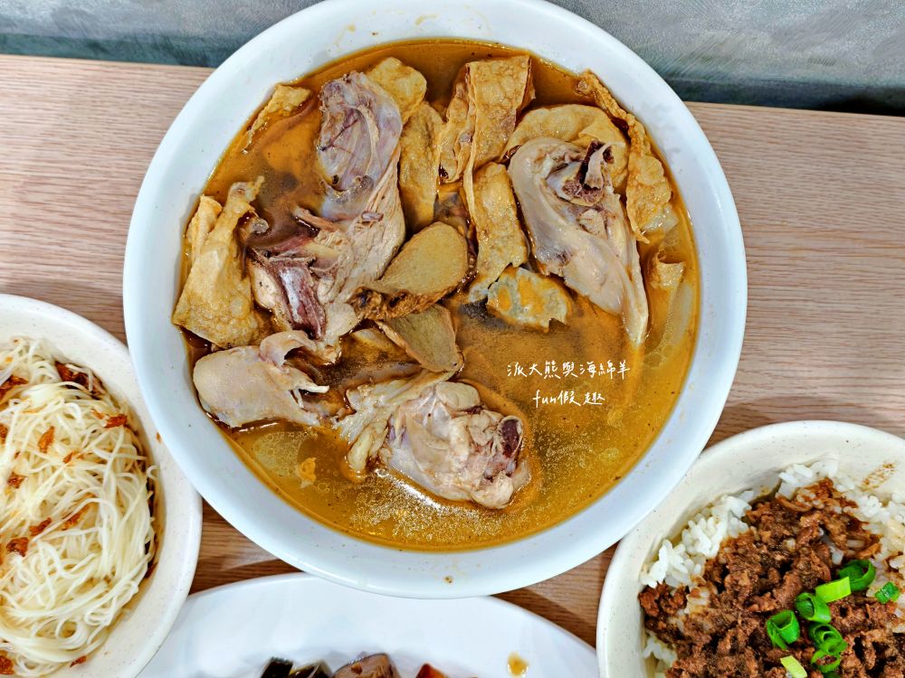 一級棒麻油雞‧加味四物雞｜南投草屯一級棒！湯頭濃郁，麻油雞香氣四溢，四物雞溫補養生！天冷就來享受暖心幸福好滋味～另有販售外帶紅燒藥膳羊肉爐與麻油雞全家餐～下午3點半開賣!