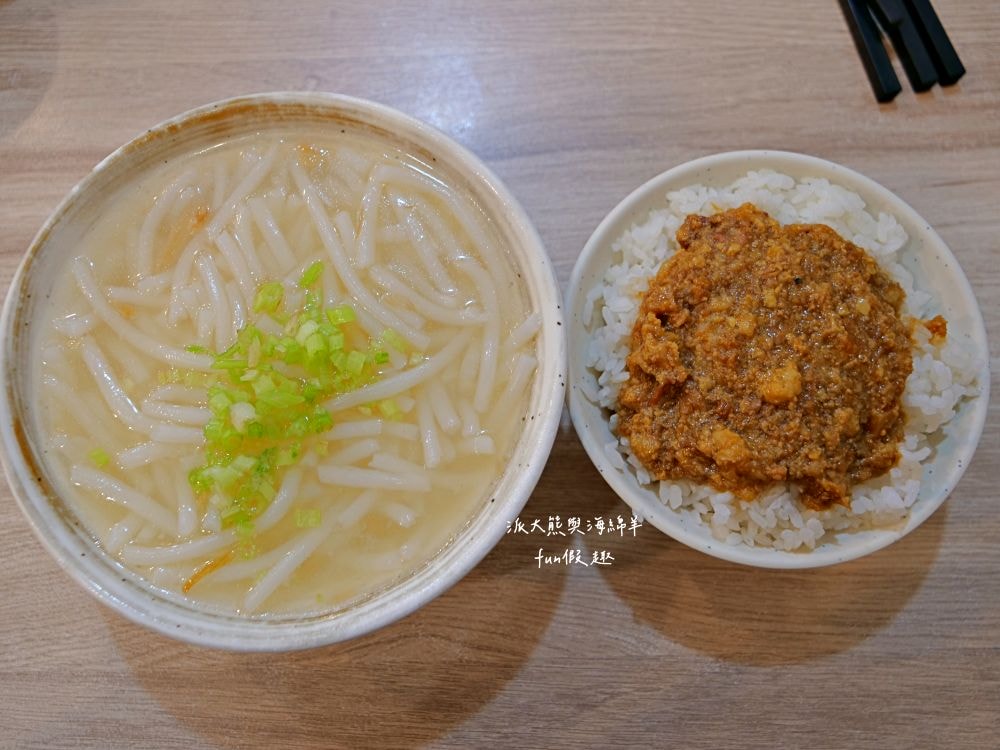 七張米粉湯|鄰近捷運新店區公所站的高人氣美食,清甜米粉湯、脆皮蚵仔煎、香濃滷肉飯與台式小菜等,餐點樣樣俱全,價格親民實惠,且營業到凌晨3點,滿足大家宵夜癮!!! - 第12張圖 七張米粉湯|鄰近捷運新店區公所站的高人氣美食,清甜米粉湯、脆皮蚵仔煎、香濃滷肉飯與台式小菜等,餐點樣樣俱全,價格親民實惠,且營業到凌晨3點,滿足大家宵夜癮!!!