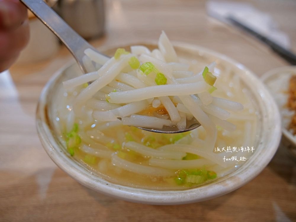 七張米粉湯｜鄰近捷運新店區公所站的高人氣美食，清甜米粉湯、脆皮蚵仔煎、香濃滷肉飯與台式小菜等，餐點樣樣俱全，價格親民實惠，且營業到凌晨3點，滿足大家宵夜癮!!!