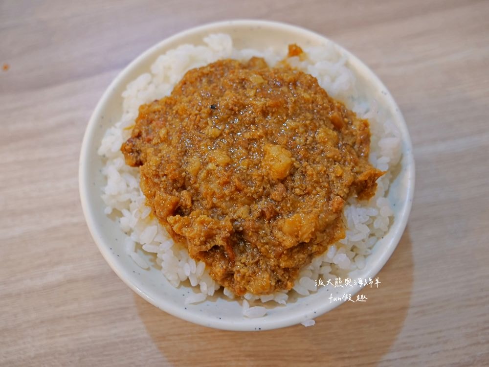 七張米粉湯｜鄰近捷運新店區公所站的高人氣美食，清甜米粉湯、脆皮蚵仔煎、香濃滷肉飯與台式小菜等，餐點樣樣俱全，價格親民實惠，且營業到凌晨3點，滿足大家宵夜癮!!!