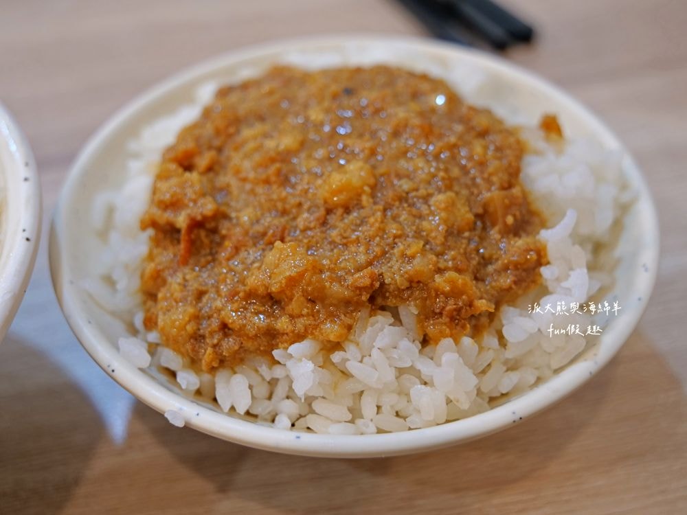 七張米粉湯｜鄰近捷運新店區公所站的高人氣美食，清甜米粉湯、脆皮蚵仔煎、香濃滷肉飯與台式小菜等，餐點樣樣俱全，價格親民實惠，且營業到凌晨3點，滿足大家宵夜癮!!!
