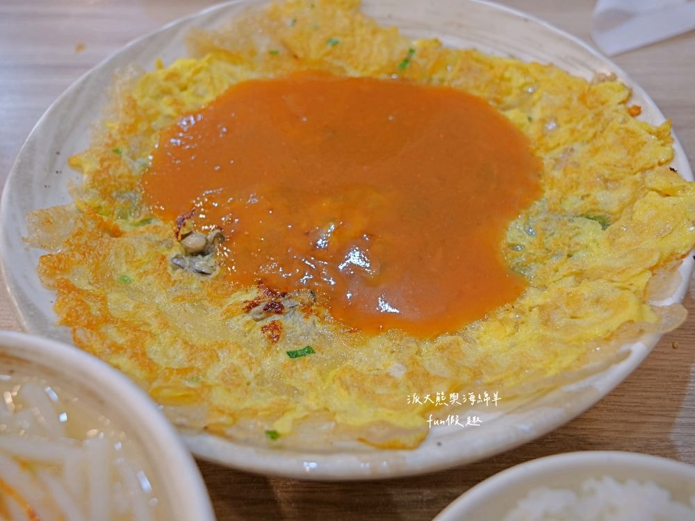 七張米粉湯｜鄰近捷運新店區公所站的高人氣美食，清甜米粉湯、脆皮蚵仔煎、香濃滷肉飯與台式小菜等，餐點樣樣俱全，價格親民實惠，且營業到凌晨3點，滿足大家宵夜癮!!!