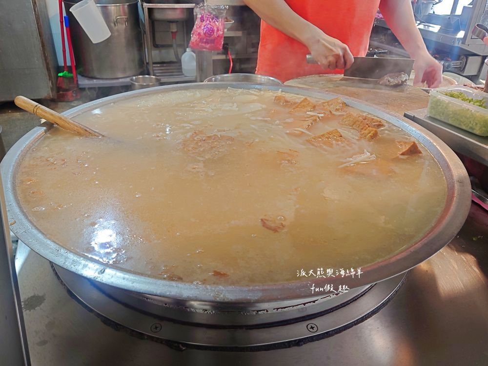 七張米粉湯｜鄰近捷運新店區公所站的高人氣美食，清甜米粉湯、脆皮蚵仔煎、香濃滷肉飯與台式小菜等，餐點樣樣俱全，價格親民實惠，且營業到凌晨3點，滿足大家宵夜癮!!!