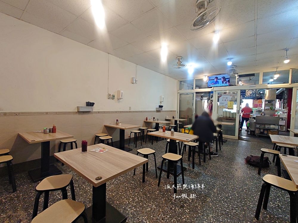 七張米粉湯|鄰近捷運新店區公所站的高人氣美食,清甜米粉湯、脆皮蚵仔煎、香濃滷肉飯與台式小菜等,餐點樣樣俱全,價格親民實惠,且營業到凌晨3點,滿足大家宵夜癮!!! - 第6張圖 七張米粉湯|鄰近捷運新店區公所站的高人氣美食,清甜米粉湯、脆皮蚵仔煎、香濃滷肉飯與台式小菜等,餐點樣樣俱全,價格親民實惠,且營業到凌晨3點,滿足大家宵夜癮!!!