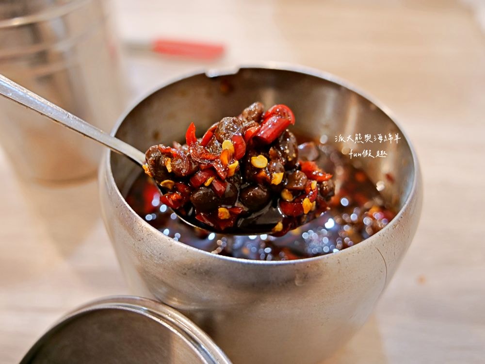 七張米粉湯｜鄰近捷運新店區公所站的高人氣美食，清甜米粉湯、脆皮蚵仔煎、香濃滷肉飯與台式小菜等，餐點樣樣俱全，價格親民實惠，且營業到凌晨3點，滿足大家宵夜癮!!!