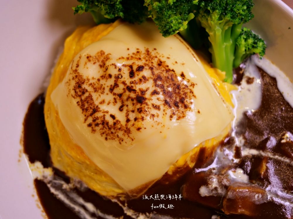 軟蛋醬南投草屯店｜隱藏中山街的蛋包飯專門製作所，滑嫩蛋皮完美包覆濃郁醬汁，搭配鮮嫩舒肥肉品，8種異國風味任君挑選，還能客製化專屬蛋包飯!!!@合作體驗