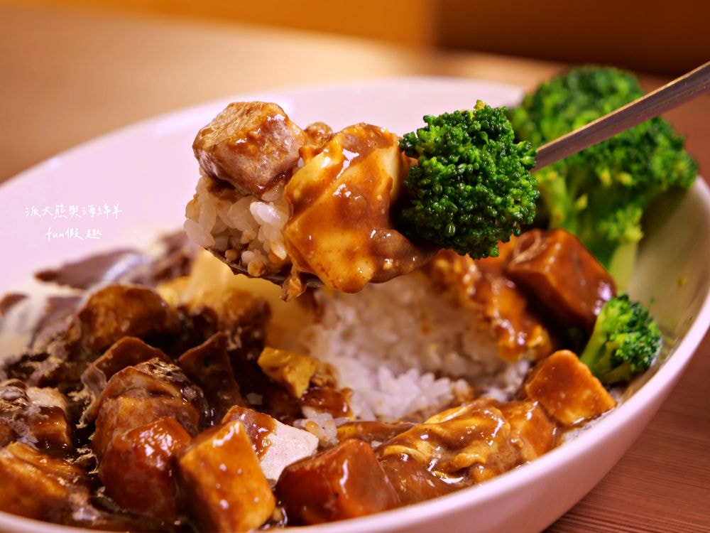 軟蛋醬南投草屯店｜隱藏中山街的蛋包飯專門製作所，滑嫩蛋皮完美包覆濃郁醬汁，搭配鮮嫩舒肥肉品，8種異國風味任君挑選，還能客製化專屬蛋包飯!!!@合作體驗