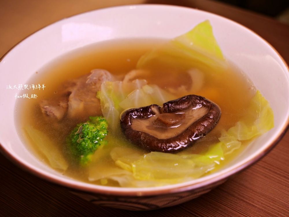 軟蛋醬南投草屯店｜隱藏中山街的蛋包飯專門製作所，滑嫩蛋皮完美包覆濃郁醬汁，搭配鮮嫩舒肥肉品，8種異國風味任君挑選，還能客製化專屬蛋包飯!!!@合作體驗