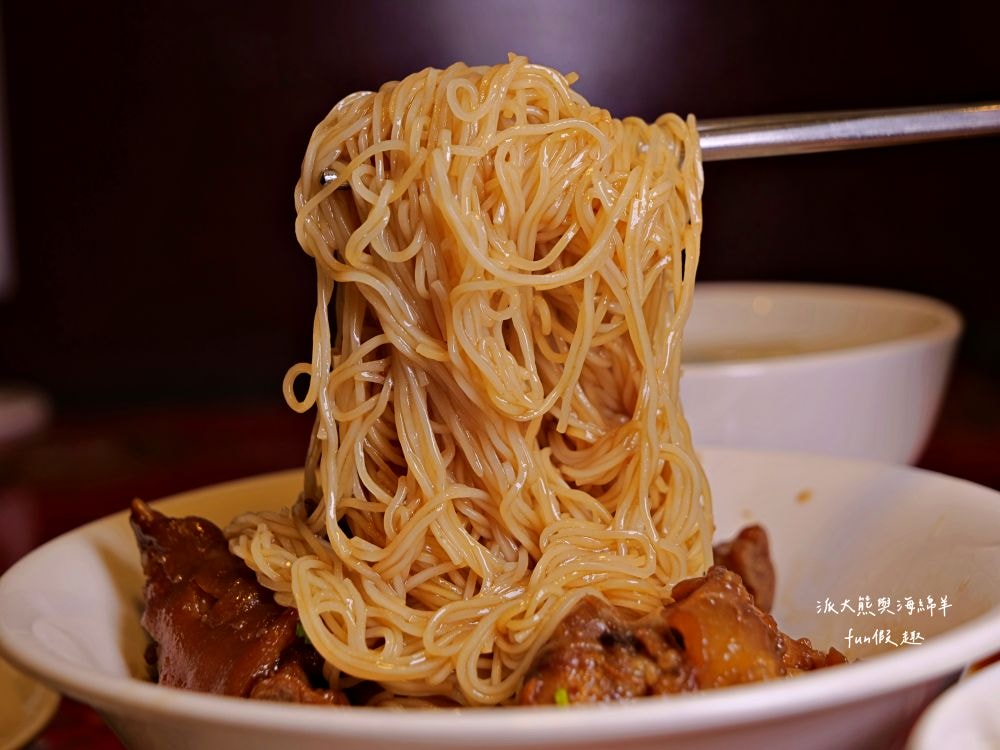 富鼎旺豬腳-中正店｜臺中中區頂級銷魂豬腳麵線，獨家秘方熬滷，皮Q肉嫩，風味獨特，讓人吮指回味超滿足～另外還有販售豬腳真空包與常溫精美禮盒!!!（2020入選臺中米其林必比登推介，至今蟬聯5年）