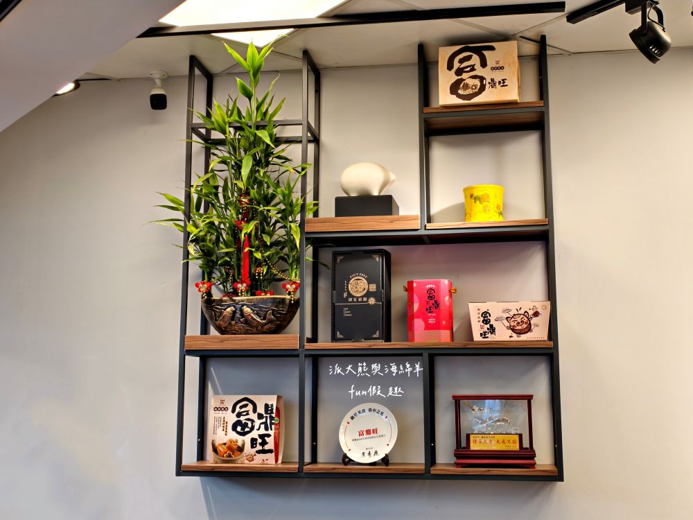 富鼎旺豬腳-中正店｜臺中中區頂級銷魂豬腳麵線，獨家秘方熬滷，皮Q肉嫩，風味獨特，讓人吮指回味超滿足～另外還有販售豬腳真空包與常溫精美禮盒!!!（2020入選臺中米其林必比登推介，至今蟬聯5年）