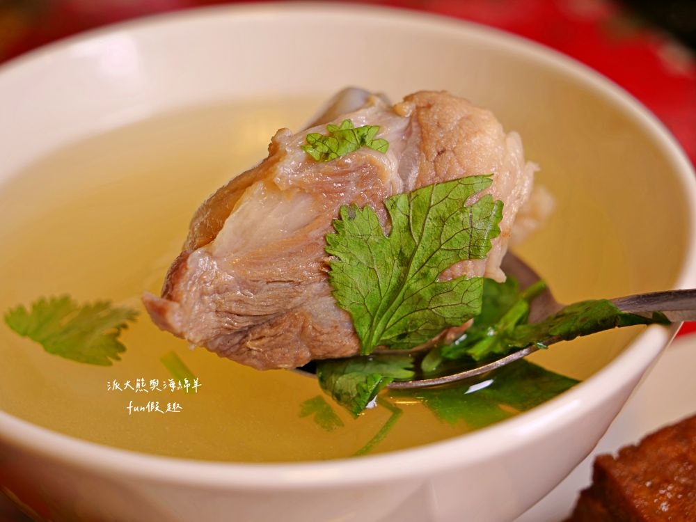 富鼎旺豬腳-中正店｜臺中中區頂級銷魂豬腳麵線，獨家秘方熬滷，皮Q肉嫩，風味獨特，讓人吮指回味超滿足～另外還有販售豬腳真空包與常溫精美禮盒!!!（2020入選臺中米其林必比登推介，至今蟬聯5年）