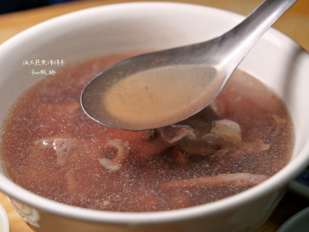 西羅殿牛肉湯｜台南超人氣牛肉湯，每日新鮮直送溫體牛，湯頭清澈鮮甜，牛肉軟嫩鮮美，搭配店家特製強力椒，就是臺南專屬早午餐!即便早起排隊也甘願!!!2023入選臺南米其林必比登推介，至今蟬聯2年～