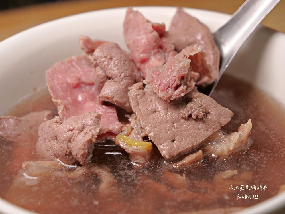 西羅殿牛肉湯｜台南超人氣牛肉湯，每日新鮮直送溫體牛，湯頭清澈鮮甜，牛肉軟嫩鮮美，搭配店家特製強力椒，就是臺南專屬早午餐!即便早起排隊也甘願!!!2023入選臺南米其林必比登推介，至今蟬聯2年～