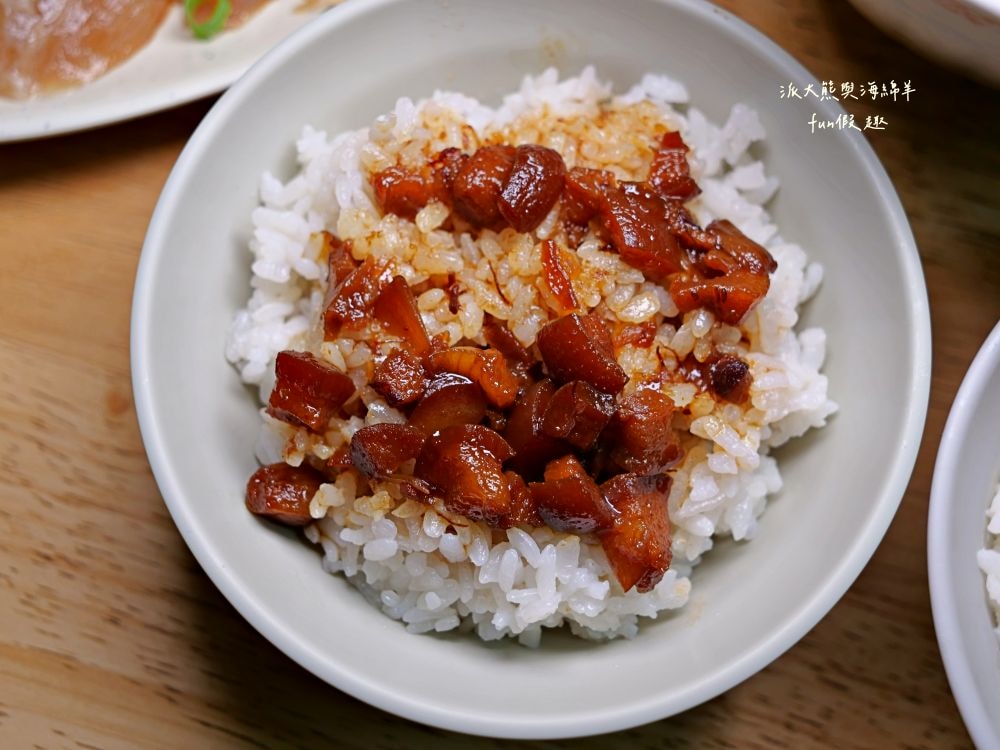西羅殿牛肉湯｜台南超人氣牛肉湯，每日新鮮直送溫體牛，湯頭清澈鮮甜，牛肉軟嫩鮮美，搭配店家特製強力椒，就是臺南專屬早午餐!即便早起排隊也甘願!!!2023入選臺南米其林必比登推介，至今蟬聯2年～