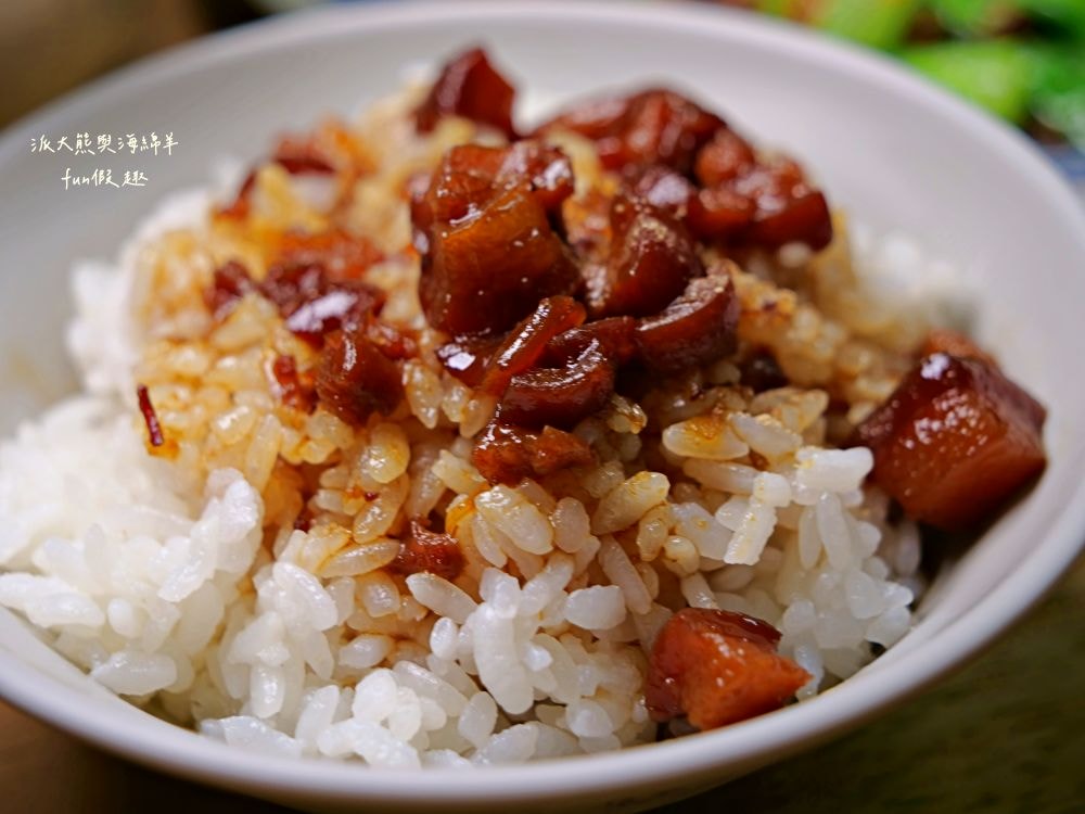 西羅殿牛肉湯｜台南超人氣牛肉湯，每日新鮮直送溫體牛，湯頭清澈鮮甜，牛肉軟嫩鮮美，搭配店家特製強力椒，就是臺南專屬早午餐!即便早起排隊也甘願!!!2023入選臺南米其林必比登推介，至今蟬聯2年～