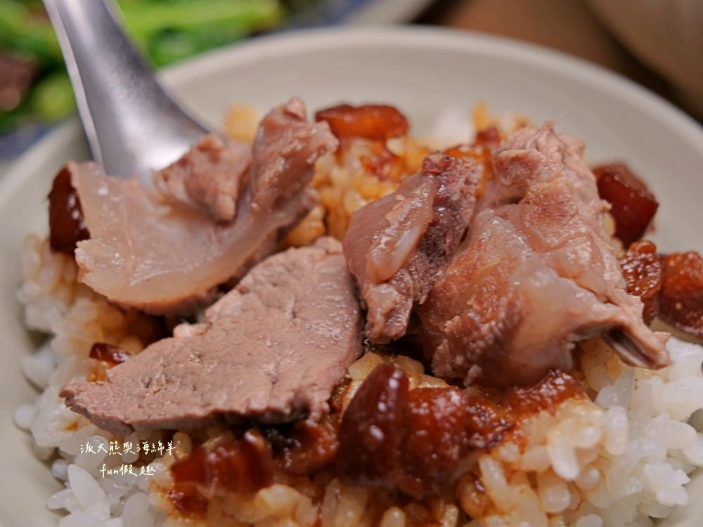 西羅殿牛肉湯｜台南超人氣牛肉湯，每日新鮮直送溫體牛，湯頭清澈鮮甜，牛肉軟嫩鮮美，搭配店家特製強力椒，就是臺南專屬早午餐!即便早起排隊也甘願!!!2023入選臺南米其林必比登推介，至今蟬聯2年～