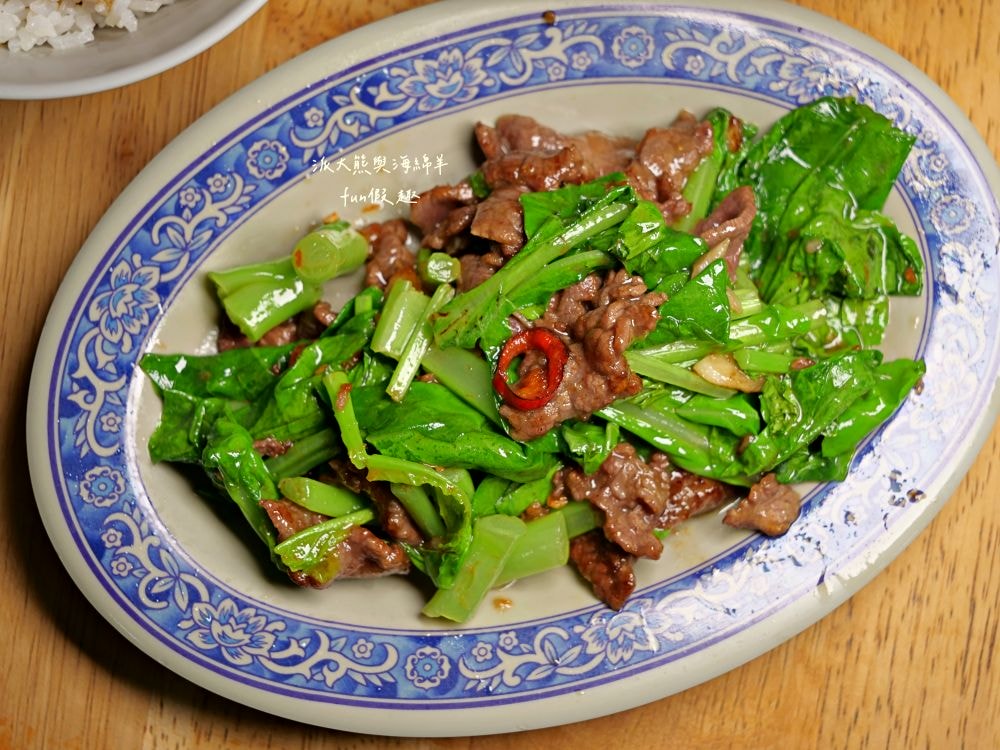 西羅殿牛肉湯｜台南超人氣牛肉湯，每日新鮮直送溫體牛，湯頭清澈鮮甜，牛肉軟嫩鮮美，搭配店家特製強力椒，就是臺南專屬早午餐!即便早起排隊也甘願!!!2023入選臺南米其林必比登推介，至今蟬聯2年～