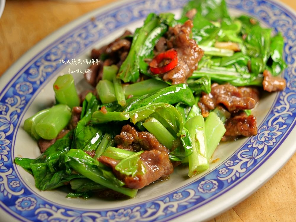 西羅殿牛肉湯｜台南超人氣牛肉湯，每日新鮮直送溫體牛，湯頭清澈鮮甜，牛肉軟嫩鮮美，搭配店家特製強力椒，就是臺南專屬早午餐!即便早起排隊也甘願!!!2023入選臺南米其林必比登推介，至今蟬聯2年～