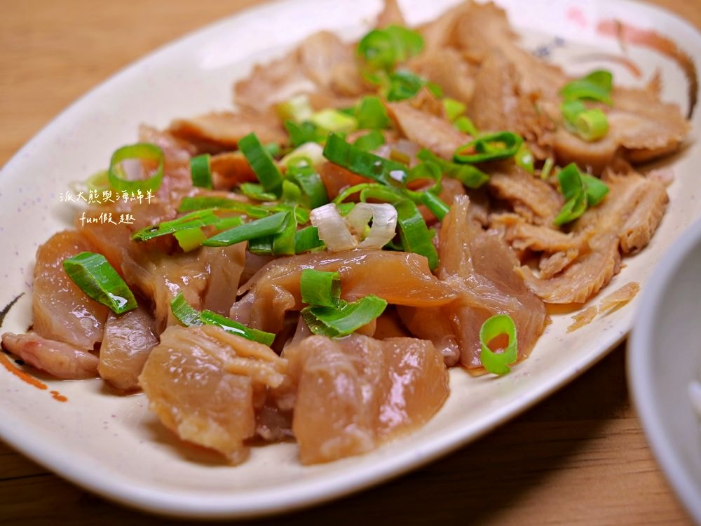 西羅殿牛肉湯｜台南超人氣牛肉湯，每日新鮮直送溫體牛，湯頭清澈鮮甜，牛肉軟嫩鮮美，搭配店家特製強力椒，就是臺南專屬早午餐!即便早起排隊也甘願!!!2023入選臺南米其林必比登推介，至今蟬聯2年～