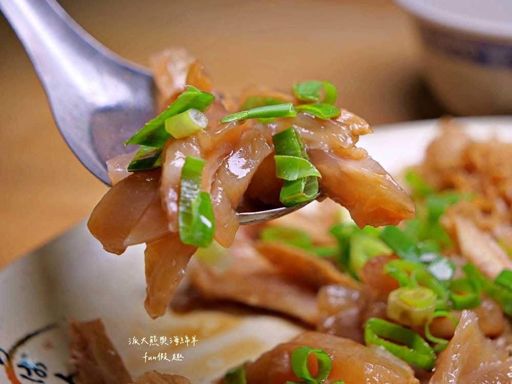 西羅殿牛肉湯｜台南超人氣牛肉湯，每日新鮮直送溫體牛，湯頭清澈鮮甜，牛肉軟嫩鮮美，搭配店家特製強力椒，就是臺南專屬早午餐!即便早起排隊也甘願!!!2023入選臺南米其林必比登推介，至今蟬聯2年～