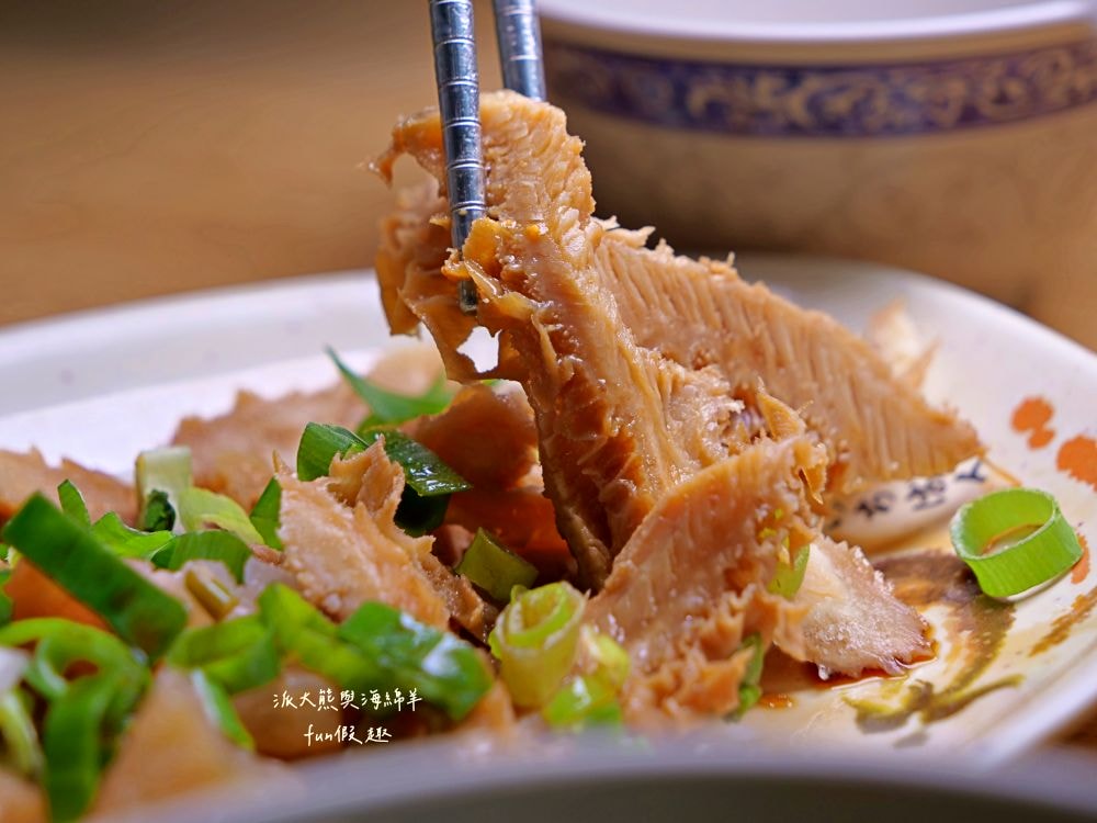 西羅殿牛肉湯|台南超人氣牛肉湯,每日新鮮直送溫體牛,湯頭清澈鮮甜,牛肉軟嫩鮮美,搭配店家特製強力椒,就是臺南專屬早午餐!即便早起排隊也甘願!!!2023入選臺南米其林必比登推介,至今蟬聯2年~ - 第32張圖 西羅殿牛肉湯|台南超人氣牛肉湯,每日新鮮直送溫體牛,湯頭清澈鮮甜,牛肉軟嫩鮮美,搭配店家特製強力椒,就是臺南專屬早午餐!即便早起排隊也甘願!!!2023入選臺南米其林必比登推介,至今蟬聯2年~