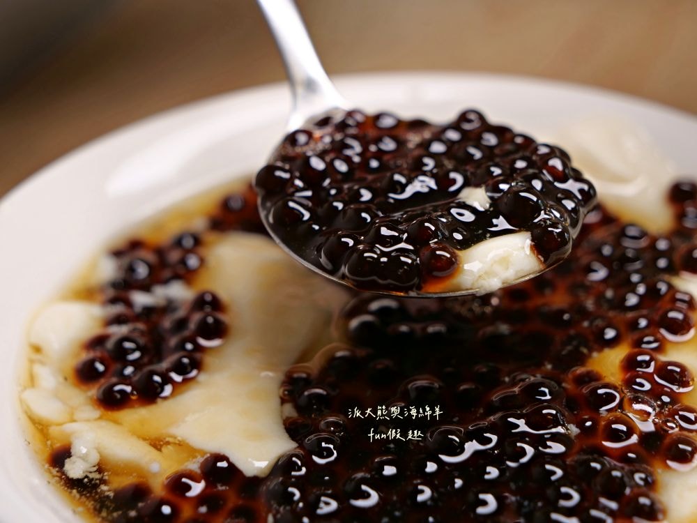 邱家豆花｜臺南民族路懷舊古早味豆花，豆花綿密滑順，豆漿濃郁清香，在地人消暑甜品推薦!另外還有季節限定百香果豆花，酸甜滋味，清爽更解膩～