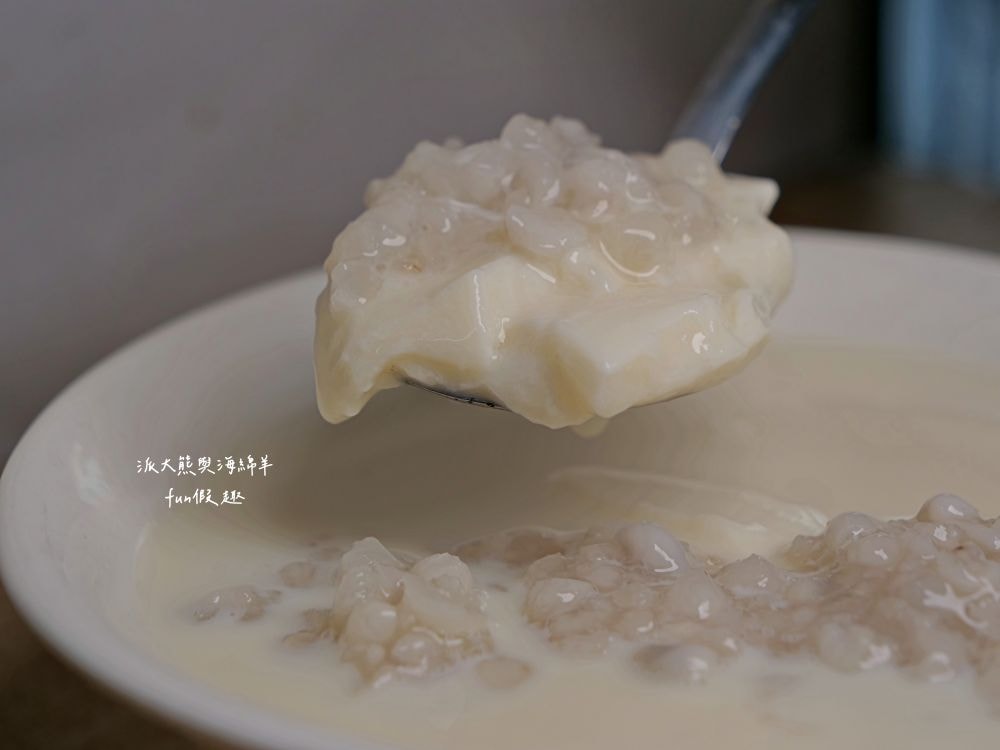 邱家豆花｜臺南民族路懷舊古早味豆花，豆花綿密滑順，豆漿濃郁清香，在地人消暑甜品推薦!另外還有季節限定百香果豆花，酸甜滋味，清爽更解膩～