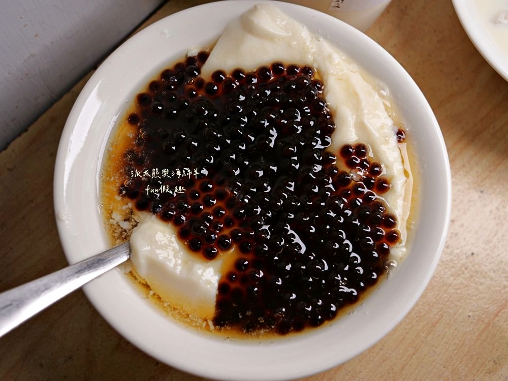 邱家豆花｜臺南民族路懷舊古早味豆花，豆花綿密滑順，豆漿濃郁清香，在地人消暑甜品推薦!另外還有季節限定百香果豆花，酸甜滋味，清爽更解膩～