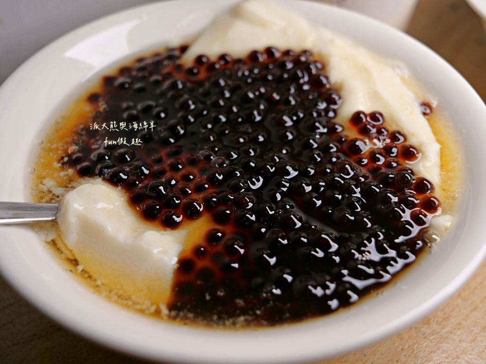 邱家豆花｜臺南民族路懷舊古早味豆花，豆花綿密滑順，豆漿濃郁清香，在地人消暑甜品推薦!另外還有季節限定百香果豆花，酸甜滋味，清爽更解膩～