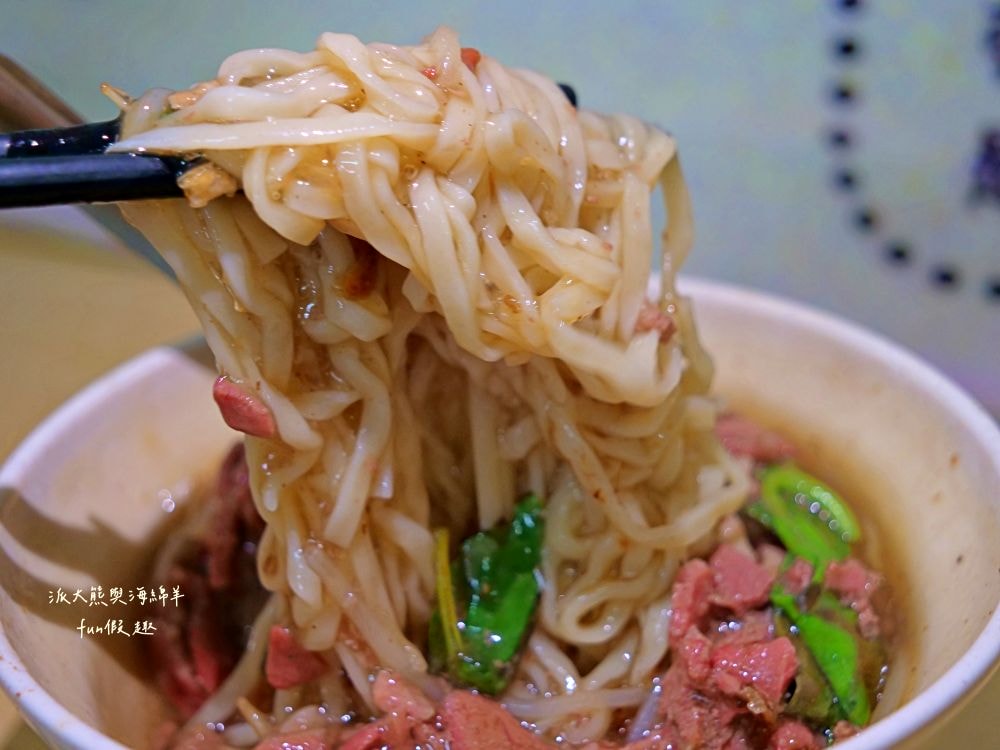 南投意麵麗華美食館｜南投老字號麵館，南投意麵與羊肉羹跨界結合，滿滿創意元素迸出味蕾新感受，讓懷舊風味有新吃法!（另有2店「焿新食光」在南投市大同街）～