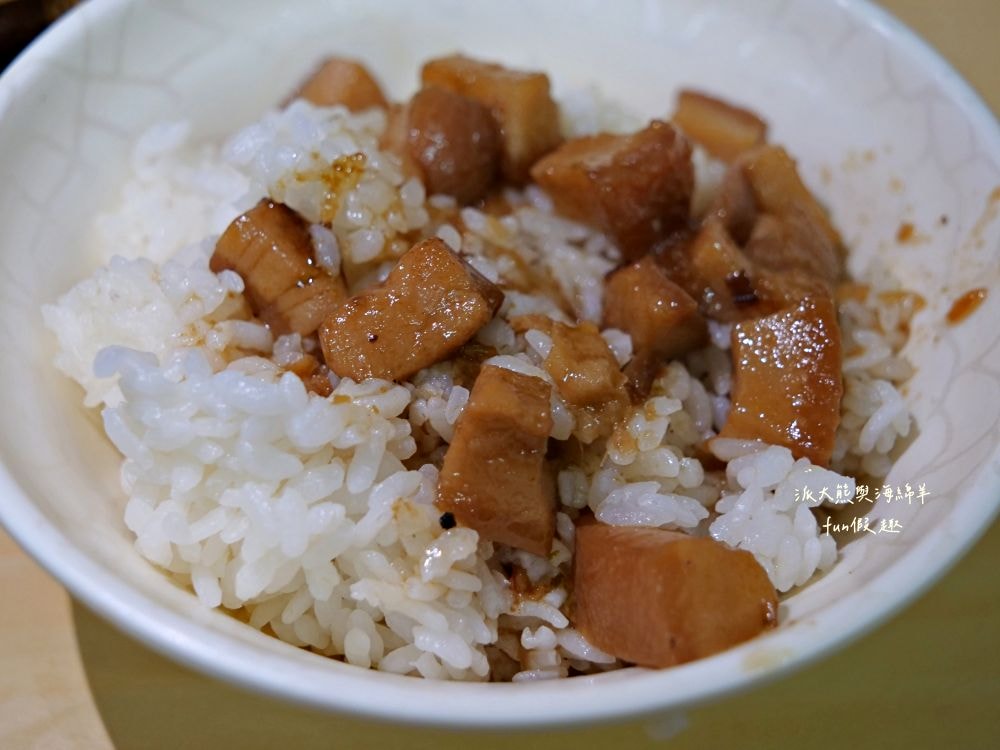 南投意麵麗華美食館｜南投老字號麵館，南投意麵與羊肉羹跨界結合，滿滿創意元素迸出味蕾新感受，讓懷舊風味有新吃法!（另有2店「焿新食光」在南投市大同街）～