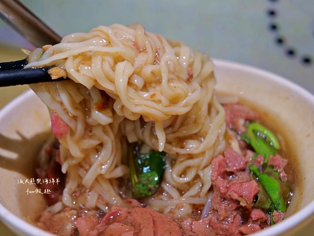 南投意麵麗華美食館｜南投老字號麵館，南投意麵與羊肉羹跨界結合，滿滿創意元素迸出味蕾新感受，讓懷舊風味有新吃法!（另有2店「焿新食光」在南投市大同街）～