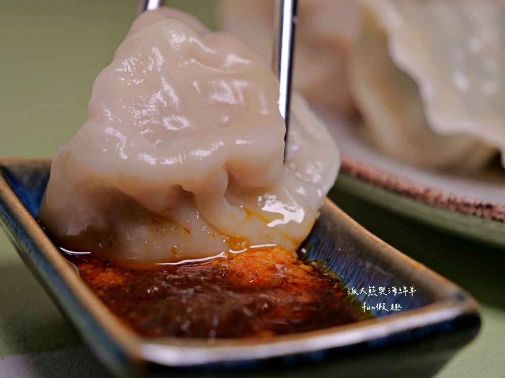 小青手工水餃｜南投中興新村第三市場眷村美食，現包冷凍水餃推薦牛肉韭黃、鮮蝦韭黃，飽滿多汁超過癮!!!海綿家的愛～在家自己煮的好選擇，有許多口味、8種品項可選擇～