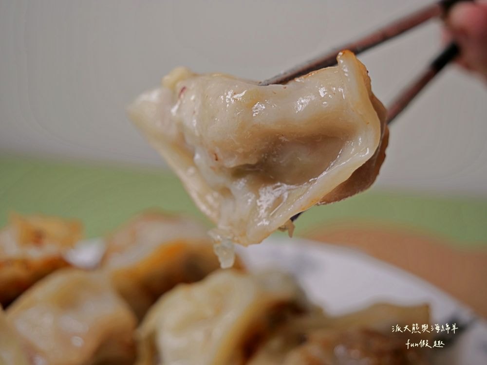 小青手工水餃｜南投中興新村第三市場眷村美食，現包冷凍水餃推薦牛肉韭黃、鮮蝦韭黃，飽滿多汁超過癮!!!海綿家的愛～在家自己煮的好選擇，有許多口味、8種品項可選擇～