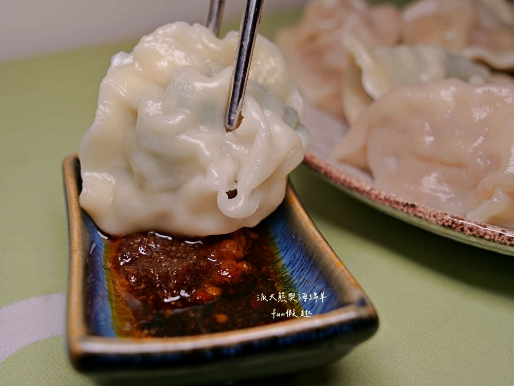 小青手工水餃｜南投中興新村第三市場眷村美食，現包冷凍水餃推薦牛肉韭黃、鮮蝦韭黃，飽滿多汁超過癮!!!海綿家的愛～在家自己煮的好選擇，有許多口味、8種品項可選擇～