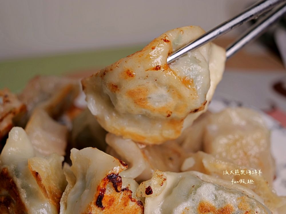 小青手工水餃｜南投中興新村第三市場眷村美食，現包冷凍水餃推薦牛肉韭黃、鮮蝦韭黃，飽滿多汁超過癮!!!海綿家的愛～在家自己煮的好選擇，有許多口味、8種品項可選擇～