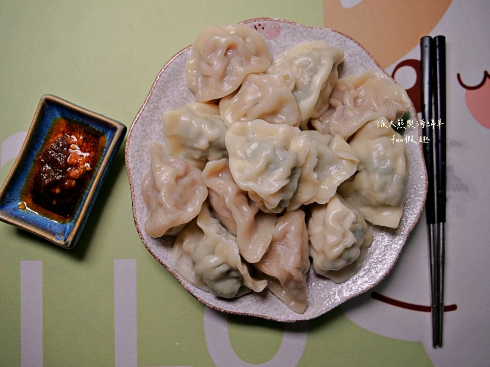 小青手工水餃｜南投中興新村第三市場眷村美食，現包冷凍水餃推薦牛肉韭黃、鮮蝦韭黃，飽滿多汁超過癮!!!海綿家的愛～在家自己煮的好選擇，有許多口味、8種品項可選擇～