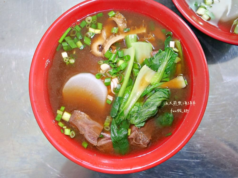 阿宏眷村麵食館｜南投中興新村第三市場眷村美食，麵食平價大份量，內用還可免費加麵太划算～有不少牛肉口味的麵食，還有手工現包水餃唷!