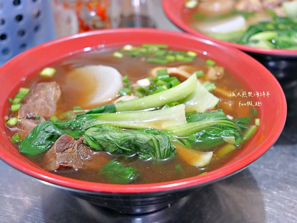 阿宏眷村麵食館｜南投中興新村第三市場眷村美食，麵食平價大份量，內用還可免費加麵太划算～有不少牛肉口味的麵食，還有手工現包水餃唷!