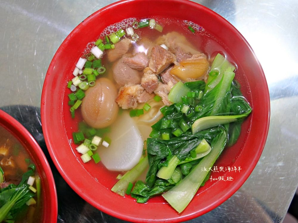 阿宏眷村麵食館｜南投中興新村第三市場眷村美食，麵食平價大份量，內用還可免費加麵太划算～有不少牛肉口味的麵食，還有手工現包水餃唷!